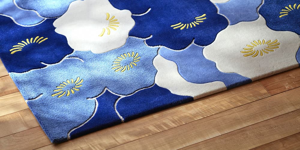 山形緞通 新古典ライン「石楠花」のアップ