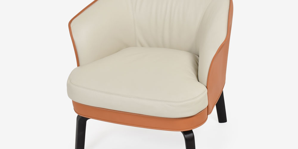 座面はダウンフェザー入りのアームチェア「ニヴォラ」