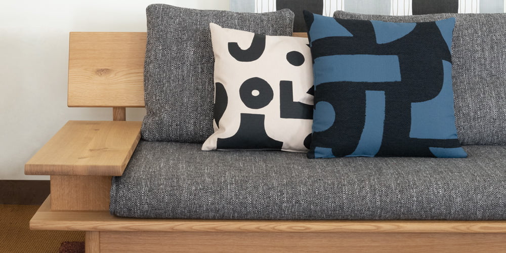 シンプルなインテリアのアクセントに最適なクッション「クツロギ DBU」