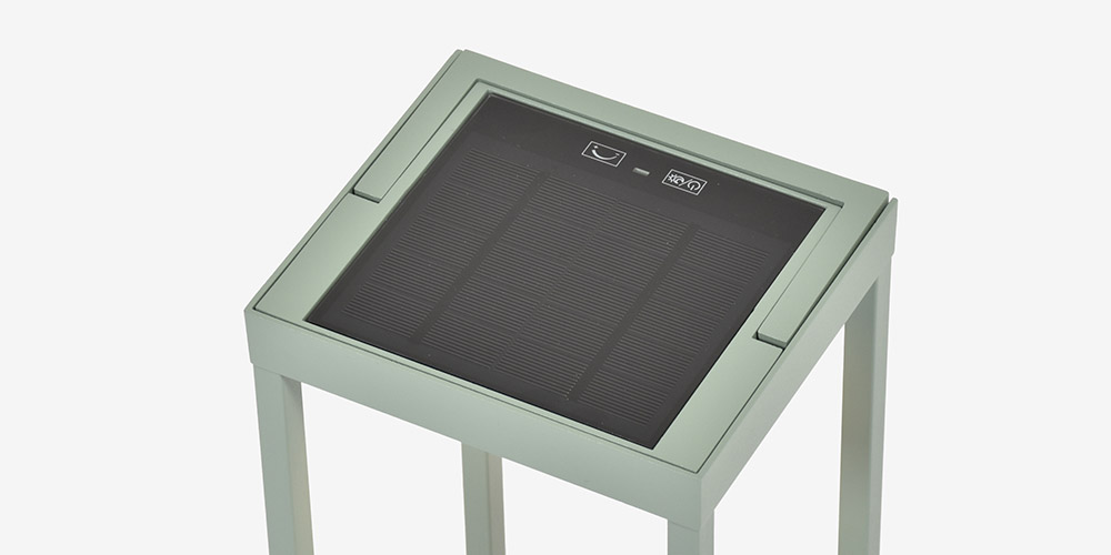 LEDポータブルスタンド「Home Solar」SGトップ部分のソーラーパネルとタッチ式スイッチ