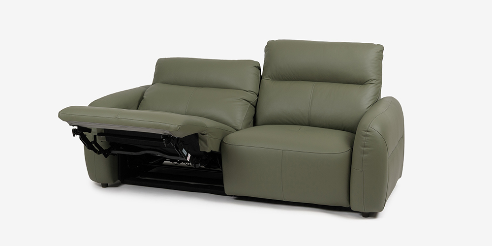 【斜め正面画像】電動リクライニングソファ「L/S Motion 81（エルエスモーション81）」革#H-697E セージグリーン色