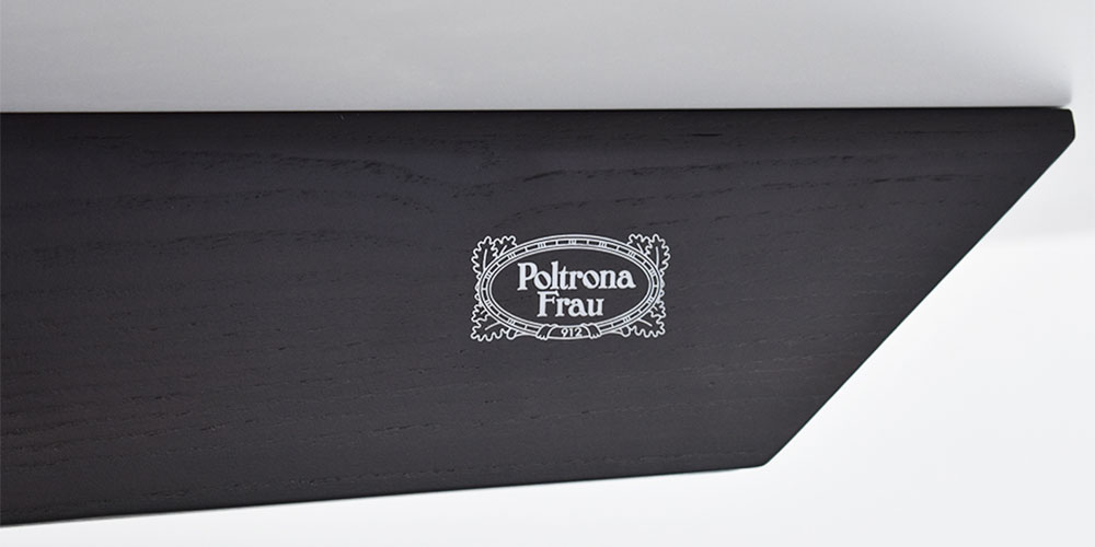 幕板に印字されているロゴ「Poltrona Frau」